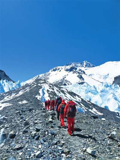 珠峰高程測量登山隊再次出發沖頂